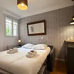 Elegant - 2 Guests - 2 Min Walk From Metro Apartment