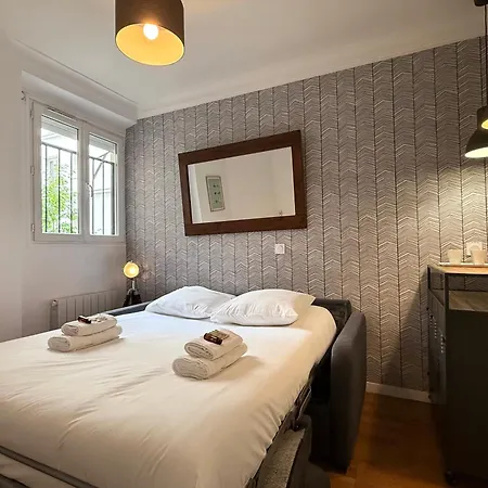 Elegant - 2 Guests - 2 Min Walk From Metro Apartment