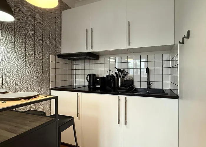 Elegant - 2 Guests - 2 Min Walk From Metro アパート